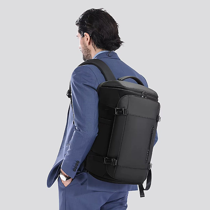Sac à dos de voyage cabine homme porté par un homme en costume