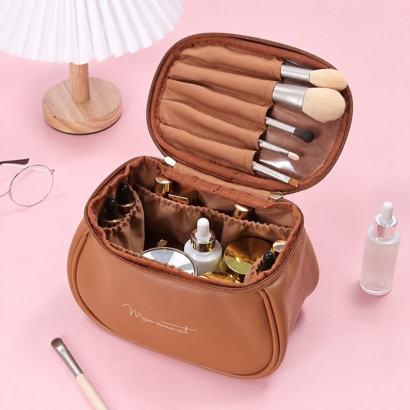 Trousse de toilette femme PU camel ouverte avec pinceaux maquillage