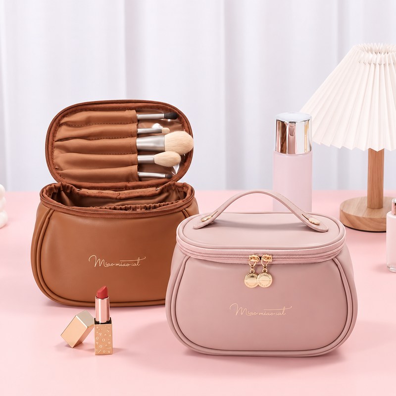 Trousses de toilette femme PU camel et rose ouvertes avec pinceaux maquillage