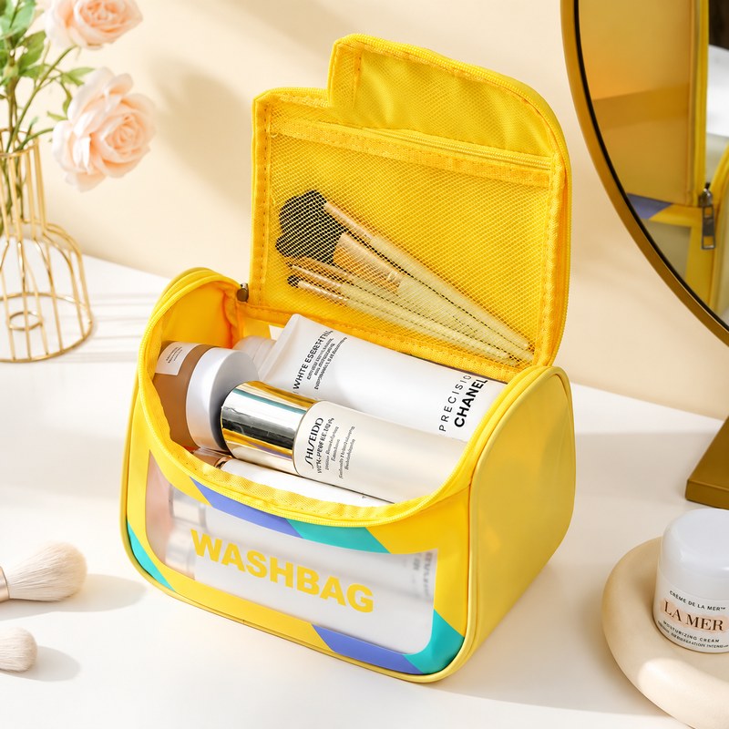 Trousse de toilette femme transparente jaune, ouverte avec pinceaux et produits